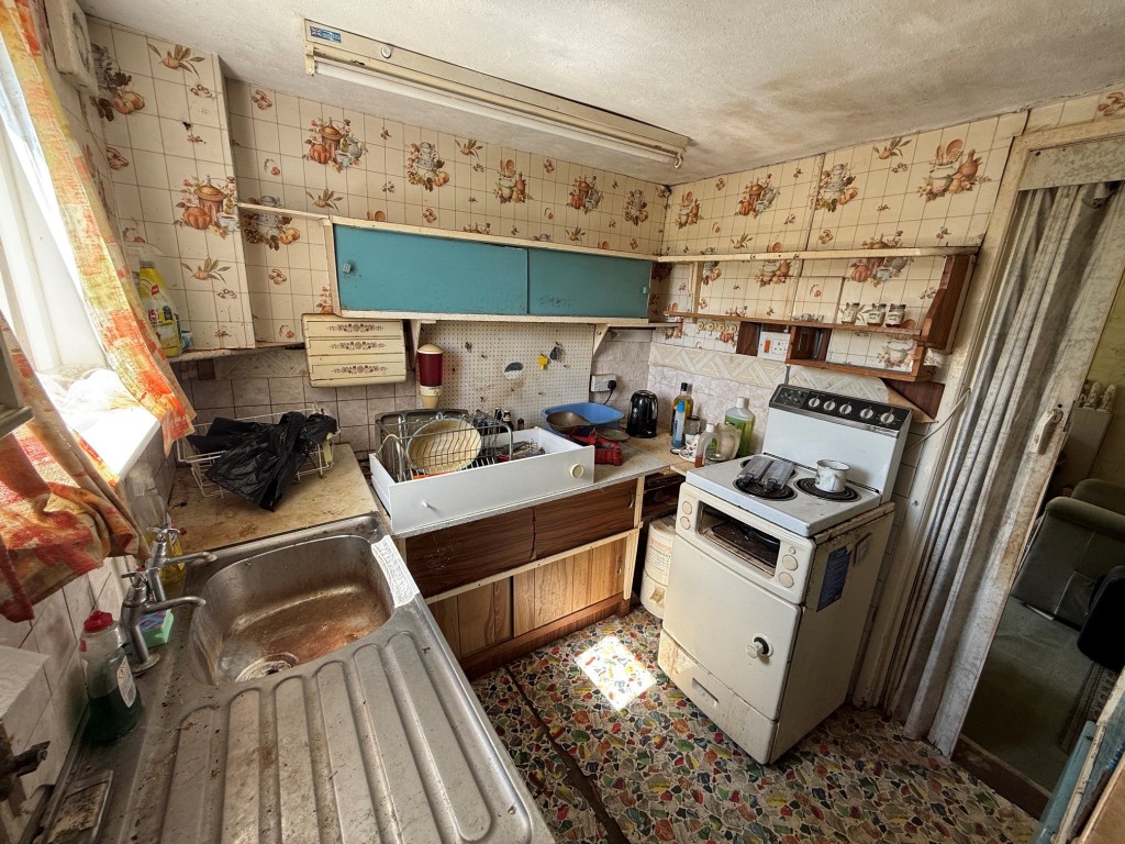 Lot: 169 - HOUSE FOR IMPROVEMENT - Kitchen